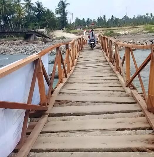 jembatan darurat yang menghubungkan Kayu Tanam dengan Nagari Anduriang, Kecamatan 2x11 Kayu Tanam,