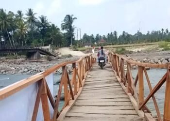 Jembatan Darurat di Padang Pariaman Hanyut Lagi Diterjang Banjir, Mobilitas Warga Lumpuh