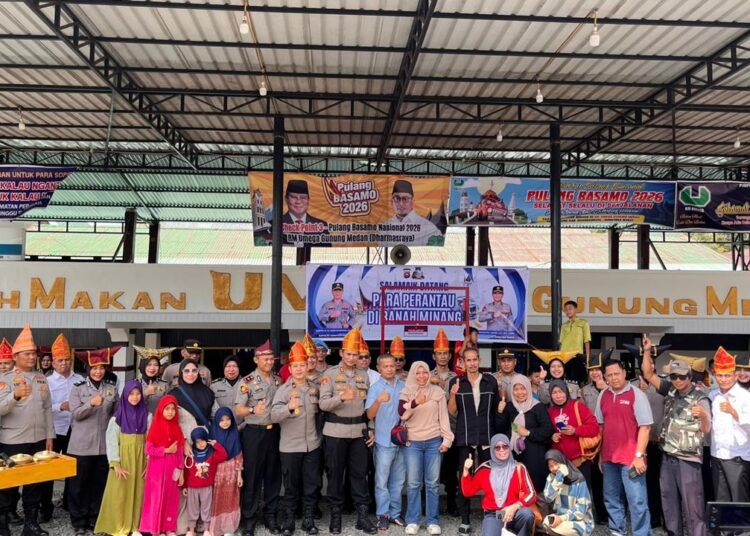 — Kapolres Dharmasraya, AKBP Karytiana Widyarso Wardoyo Putro, menyambut kedatangan kelompok terbang (kloter) pertama perantau Ranah Minang dalam Program Pulang Basamo 2026 di Rumah Makan Omega Gunung, Kecamatan Sitiung, pada Senin (9/3/2026) sore.