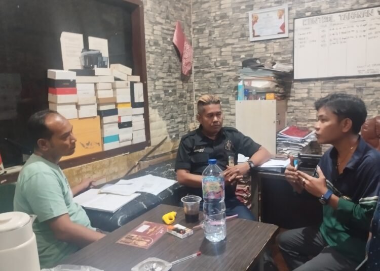 Pihak keluarga memberikan keterangan kepada penyidik terkait kronologi kejadian di Polresta Padang