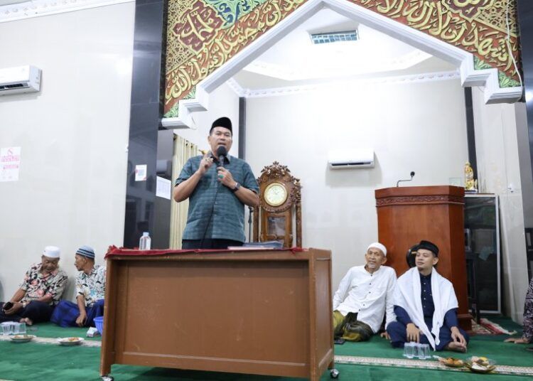 Wali Kota Pariaman, Yota Balad, menghadiri Peringatan Nuzul Quran di Masjid Ar-Rahman, Desa Kampung Baru, Kecamatan Pariaman Tengah, Senin (9/3/2026) malam.