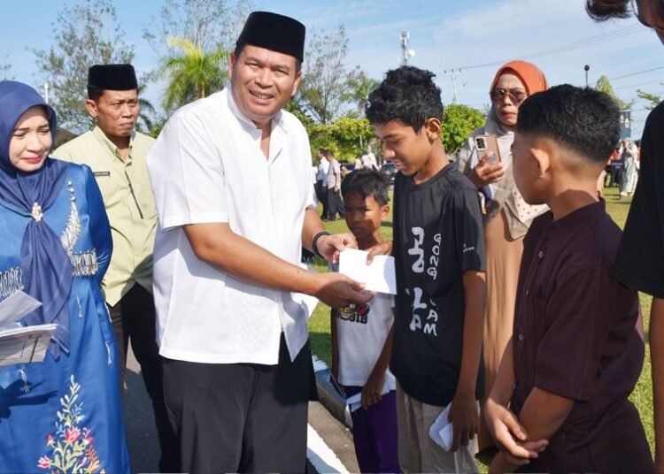 Wali Kota Pariaman Yota Balad bersama ASN menyalurkan santunan kepada 450 anak yatim di Kota Pariaman