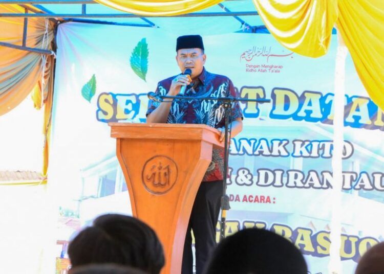 Wali Kota Pariaman, Yota Balad, menghadiri kegiatan silaturahmi bertajuk Taragak Basuo yang digelar oleh Pondok Pesantren Ibnu Abbas Pariaman di halaman pondok pesantren tersebut di Desa Ampalu, Kecamatan Pariaman Utara, Kota Pariaman, Senin (23/2).