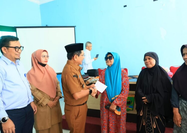Baznas Padang Pariaman menyalurkan zakat fitrah senilai Rp550 juta kepada sekitar 1.700 penerima di 17 kecamatan selama Ramadan 2026.