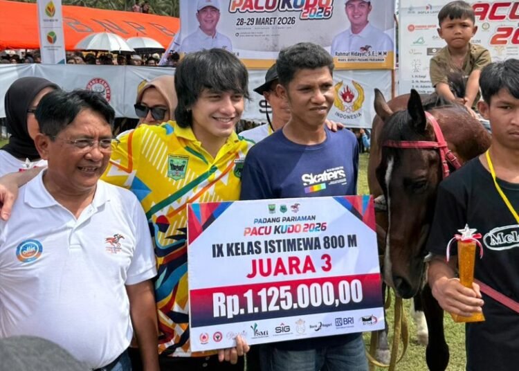 Jefri Nichol hadir dalam gelaran Pacu Kudo 2026 di Nagari Balah Aia, Kecamatan VII Koto Sungai Sariak, Kabupaten Padang Pariaman, Sabtu (28/3/2026).