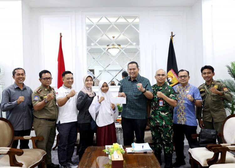 Wali Kota Pariaman, Yota Balad, melepas atlet cabang olahraga taekwondo Kota Pariaman yang akan mewakili Provinsi Sumatera Barat pada Kejuaraan Nasional (Kejurnas) Taekwondo di GOR Indoor Serbaguna Sempaja, Samarinda, Kalimantan Timur, Senin (9/3/2026).