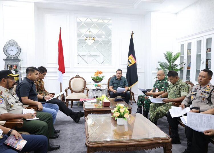Wali Kota Pariaman, Yota Balad, memimpin rapat Focus Group Discussion (FGD) bersama jajaran Forum Koordinasi Pimpinan Daerah (Forkopimda) dan para pemangku kepentingan untuk memastikan kesiapan Kota Pariaman dalam menyambut Hari Raya Idul Fitri 1447 Hijriah di Ruang Kerja Wali Kota Pariaman, Senin (9/3/2026).