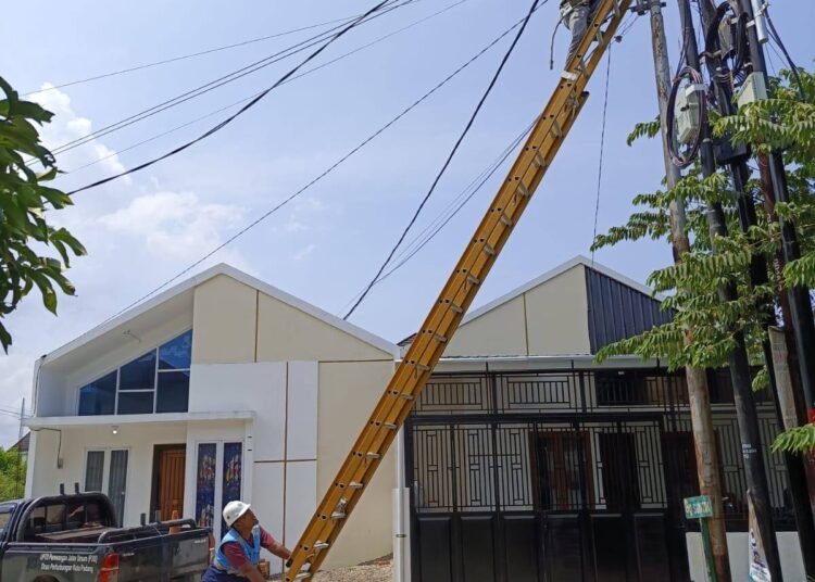 Dinas Perhubungan Kota Padang memperbaiki 423 lampu penerangan jalan umum yang mati selama Ramadan