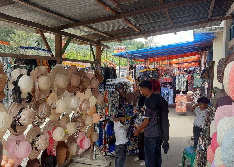 Pedagang di kawasan Pantai Air Manis, Kota Padang. Foto: Kominfo Padang