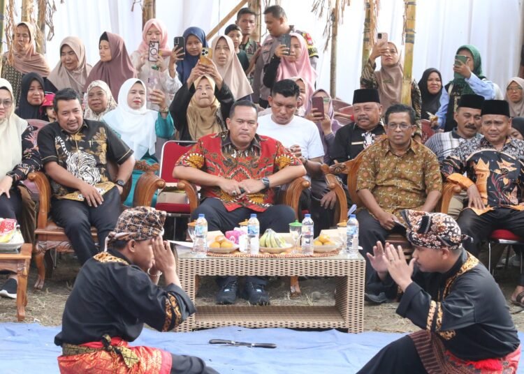 Wali Kota Pariaman Yota Balad membuka Festival Indang dan Alek Nagari Koto Marapak 2026 sebagai upaya melestarikan budaya Minangkabau dan mendorong pariwisata berbasis budaya.