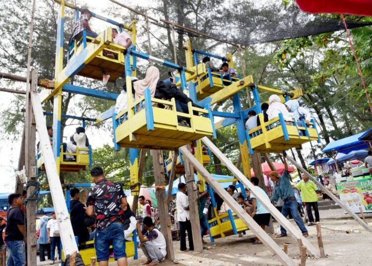 Setiap perayaan Lebaran, Buayan Kaliang selalu hadir di kawasan dekat Pantai Gandoriah, tepatnya di belakang Masjid Nurul Bahari, Kelurahan Pasir, Kecamatan Pariaman Tengah.