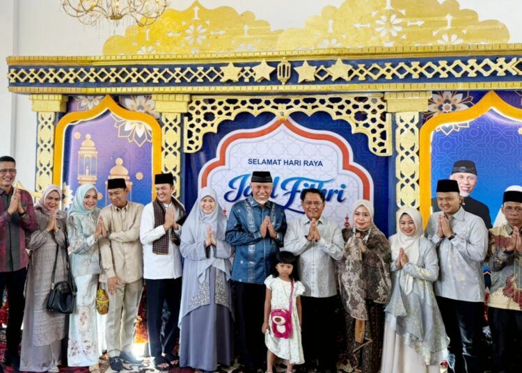 Bupati Padang Pariaman, John Kenedy Azis, bersama wakil bupati dan unsur Forum Koordinasi Pimpinan Daerah (Forkopimda) melakukan kunjungan silaturahmi ke Pemerintah Provinsi Sumatera Barat di Istana Gubernuran Sumatera Barat, Minggu (22/3/2026).