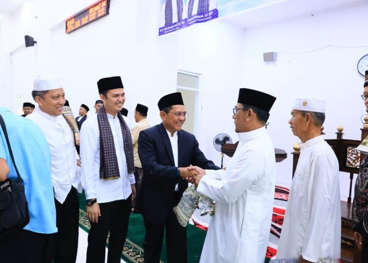 Bupati Padang Pariaman, John Kenedy Azis, usai melaksanakan Salat Idulfitri di Masjid Raya Ali Muhkni IKK Parik Malintang, Sabtu (21/3/2026).