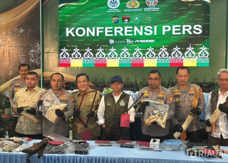 Konferensi pers pengungkapam kasus pembunuhan gajah di Mapolda Riau.
