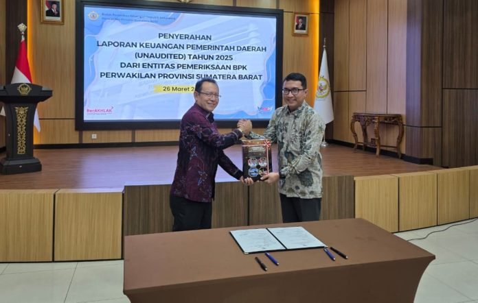 Wali Kota Payakumbuh, Zulmaeta, menyerahkan Laporan Keuangan Pemerintah Daerah (LKPD) unaudited Tahun Anggaran 2025 kepada Badan Pemeriksa Keuangan (BPK) Perwakilan Provinsi Sumatera Barat di Padang, Kamis (26/3/2026).