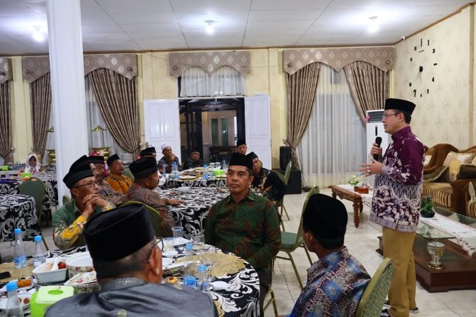 Wali Kota Payakumbuh, Zulmaeta, menggelar buka puasa bersama niniak mamak dan bundo kanduang dari 10 nagari di daerah tersebut di pendopo rumah dinas wali kota, Senin (9/3/2026).