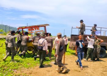 Satpol PP Padang Bongkar Bangunan Liar dan Sita Lapak Pedagang di Pantai Air Manis