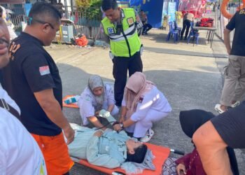 Seorang Wisatawan Pingsan di Pinggir Jalan, Dievakuasi ke Rumah Sakit