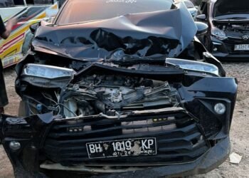 Melaju Kencang Saat Jalan Macet di Solok, Mikrobus Akibatkan Kecelakaan Beruntun