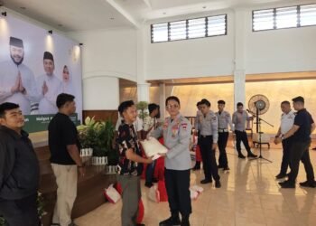 Pemko Padang Serahkan Bingkisan Lebaran untuk Penjaga Perlintasan Kereta Api