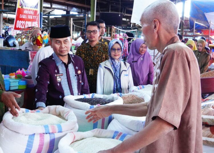 Wakil Wali Kota Bukittinggi, Ibnu Asis, bersama Tim Pengendali Inflasi Daerah (TPID) memantau langsung harga kebutuhan pokok di Pasar Bawah jelang lebaran, Jumat (13/3).