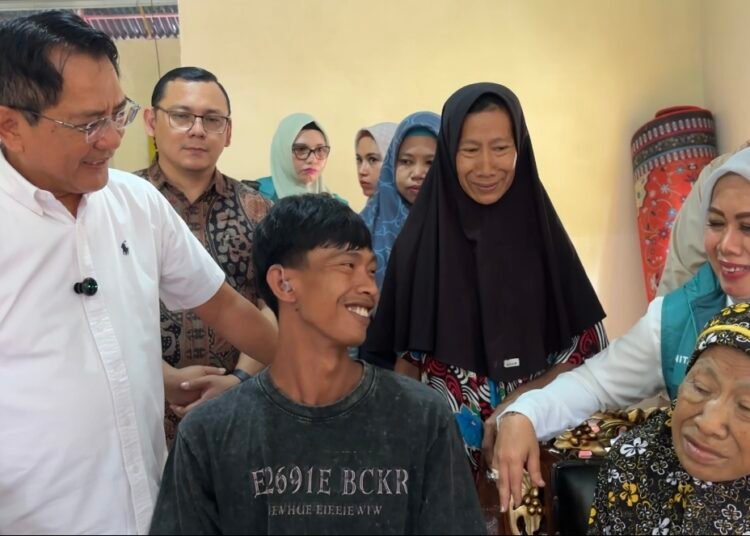 Bupati Padang Pariaman John Kenedy Azis bersama TP PKK menyerahkan alat bantu dengar kepada Udin, remaja tunarungu di Nagari Lareh Nan Panjang Barat, VII Koto Sungai Sariak.