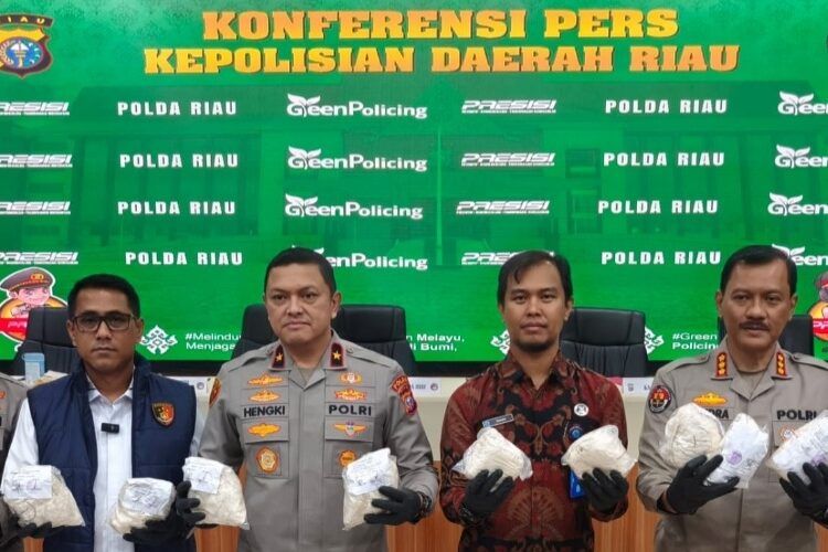 Wakapolda Riau Brigjen Hengki Haryadi bersama jajaran dan BNNP Riau, memperlihatkan barang bukti heroin, saat konferensi pers di Mapolda Riau di Pekanbaru, Kamis (5/3/2026). Foto: Ist