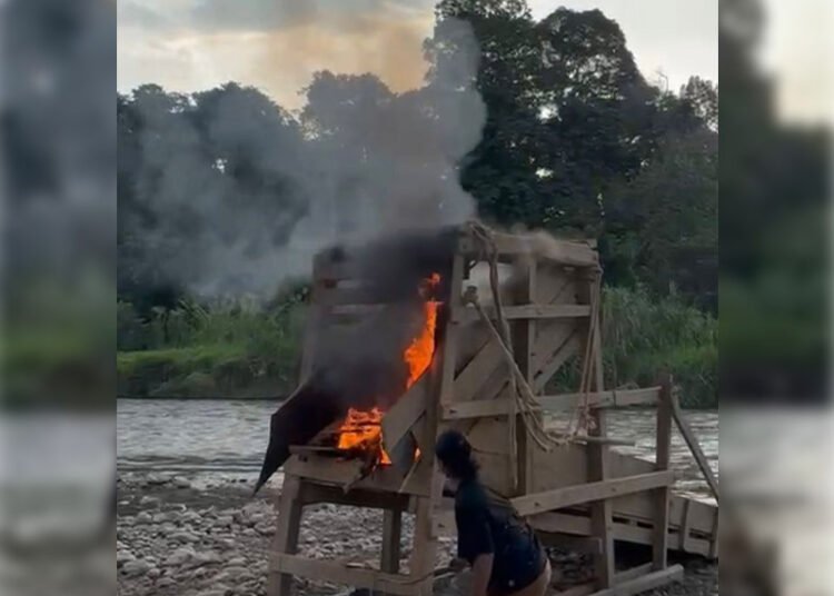 Polisi membakar kotak pengolah hasil tambang di Jorong Galuguah, Nagari Galuguah, Kecamatan Kapur IX, Limapuluh Kota, pada Jumat (27/2/2026). Foto: Polres 50 Kota