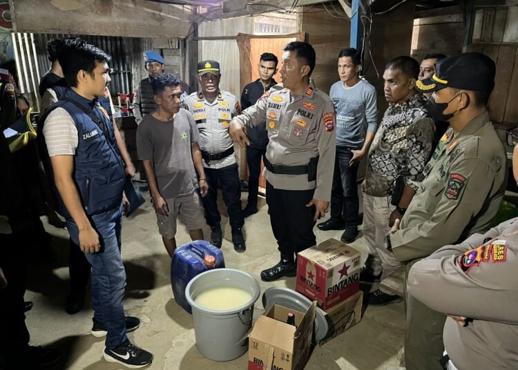 Petugas gabungan menemukan puluhan bol miras dan puluhan liter tuak di sebuah warung tuak di Nagari Koto Padang, Kecamatan Koto Baru, Dharmasraya pada Jumat (27/2/2026) malam. Foto: Polres Dharmasraya