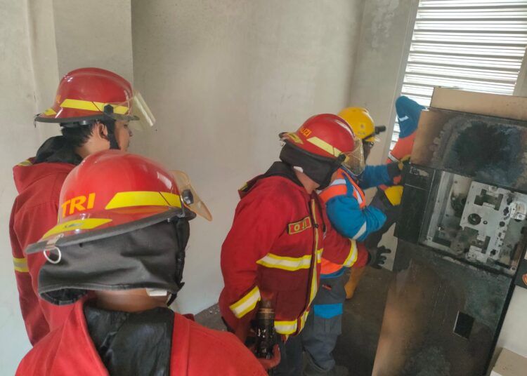 Petugas damkar memadamkan api yang membakar gardu kubikel di lingkungan Kantor Dinas Pekerjaan Umum (PU) Sumbar di Kelurahan Alai Parak Kopi, Kecamatan Padang Utara, Padang, terbakar pada Minggu (1/3/2026) siang. Foto: Damkar Padang