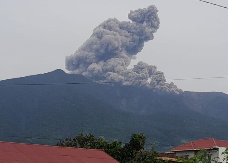 Gunung Marapi kembali erupsi pada Minggu (1/3) pukul 15.11 WIB. Foto: WAG Marapi Information