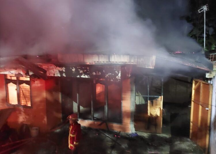 Satu unit rumah dan satu warung hangus terbakar di Jalan Pagaruyung Nomor 2, RT 2, RW 5, Kelurahan Lubuk Buaya, Kecamatan Koto Tangah, Padang, Senin (2/3/2026) dini hari.