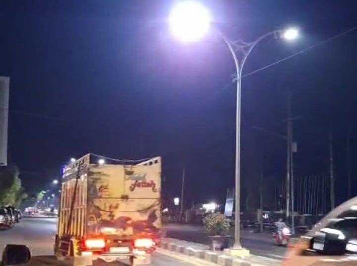 Pemerintah Kabupaten (Pemkab) Dharmasraya mulai melaksanakan pemasangan 700 titik Penerangan Jalan Umum (PJU) dengan skema meterisasi sejak Selasa (23/2/2026).