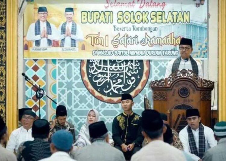 Bupati Solok Selatan, Khairunas, menegaskan komitmennya untuk terus meningkatkan pelayanan kesehatan di seluruh fasilitas kesehatan, dari puskesmas hingga rumah sakit. Hal itu disampaikan saat Safari Ramadan di Masjid Baitul Hikmah, Minggu (1/3/2026).