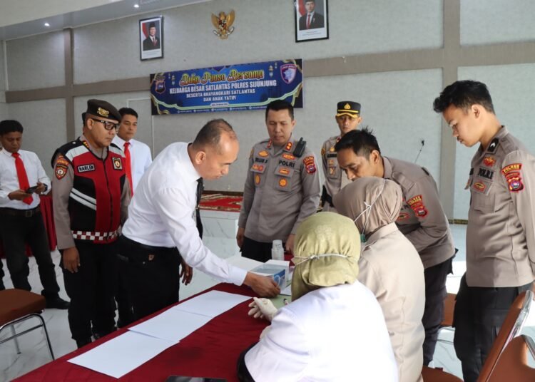 Tim Seksi Kedokteran dan Kesehatan Polres Sijunjung memeriksa urine personel polres di Aula Tantya Sudhirajati markas polres pada Senin (2/3/2026). Foto: Polres Sijunjung