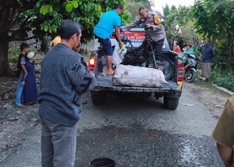 Seorang pria terduga pencuri karet ditangkap warga di Nagari Abai Siat, Dharmasraya, dini hari. Sepeda motor pelaku dilaporkan dibakar massa sebelum polisi datang.