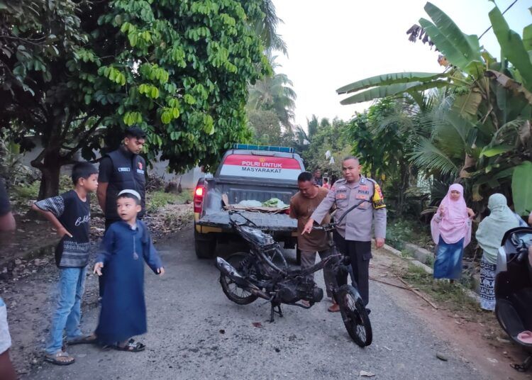Seorang pria terduga pencuri karet ditangkap warga di Nagari Abai Siat, Dharmasraya, dini hari. Sepeda motor pelaku dilaporkan dibakar massa sebelum polisi datang.