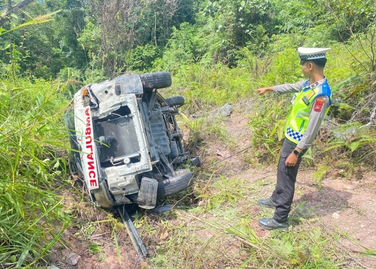 Sebuah ambulans masuk jurang di jalan nasional Sumbar—Riau Kilometer 201, Jorong Pasar Buyuh, Nagari Tanjung Pauh, Kecamatan Pangkalan Koto Baru, Lima Puluh Kota, pada Senin (2/3/2026) pukul 9.30 WIB. Foto: Polres 50 Kota
