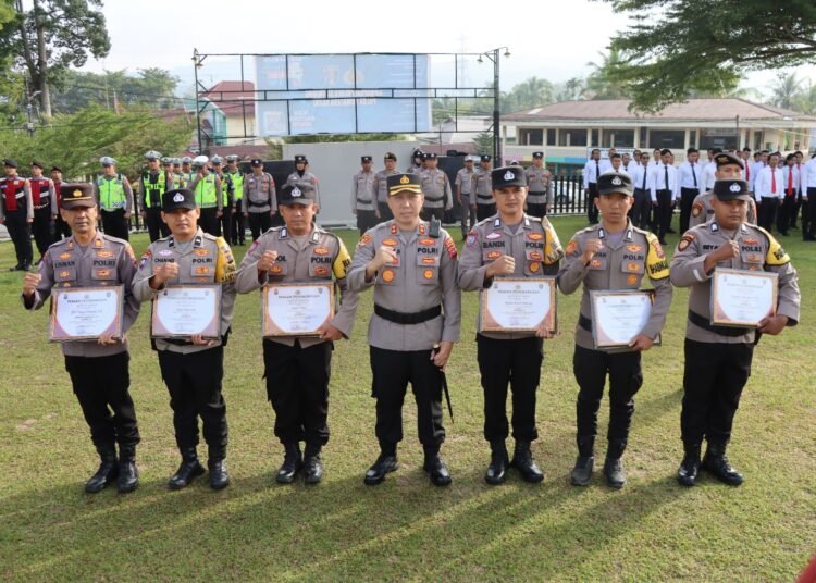 Kapolres Sijunjung, AKBP Wllian Harbensyah, memberikan penghargaan kepada personel berprestasi dalam apel di lapangan markas polres setempat pada Senin (2/3/2026) pukul 8.00 WIB. Foto: Polres Sijunjung
