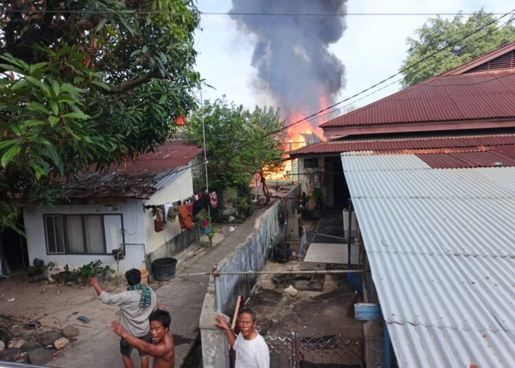 Sebuah rumah dan sebuah sepeda motor terbakar di Jalan Ujung Pandan Nomor 35, RT 004, RW 002, Kelurahan Olo, Kecamatan Padang Barat, Kota Padang, pada Selasa (3/3/2026) siang. Foto: Dinas Damkar Padang