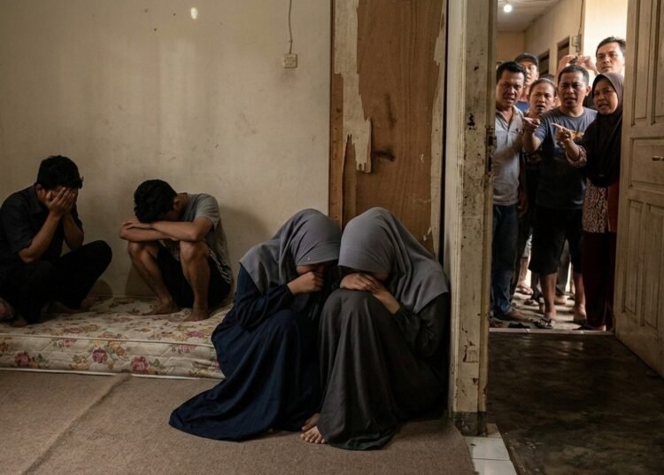 Ilustrasi dua pasang santri digerebek warga dalam rumah. Ilustrasi: AI