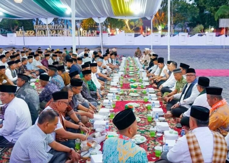 Bupati Solok Selatan, Khairunas, menggelar kegiatan buka puasa bersama Forum Koordinasi Pimpinan Daerah (Forkopimda) dan tokoh masyarakat di halaman Kantor Bupati Solok Selatan, Senin (2/3/2026) petang.