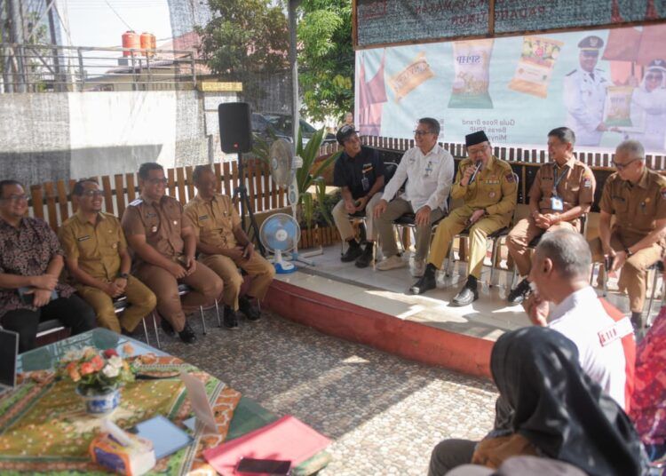 Wakil Wali Kota Padang, Maigus Nasir, meninjau pelaksanaan Gerakan Pangan Murah (GPM) di Kantor Lurah Kubu Marapalam, Kecamatan Padang Timur, pada Selasa (3/3/2026). Foto: Pemko Padang