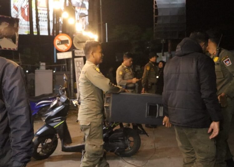 Petugas Satpol PP Padang menyita speaker di salah satu tempat karaoke pada Selasa (3/3/2026) malam. Foto: Satpol PP Padang