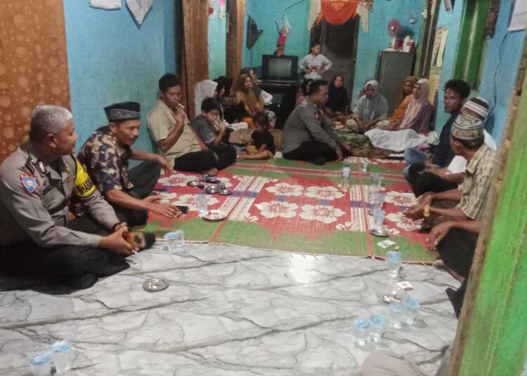 Polisi dari Polsek Pancung soal menjenguk korban tenggelam di rumah duka di Kampung Air Batu, Nagari Tanah Bakali Inderapura, Kecamatan Airpura, Pesisir Selatan, pada Selasa (3/3/2026) malam. Foto: Polsek Pancung Soal