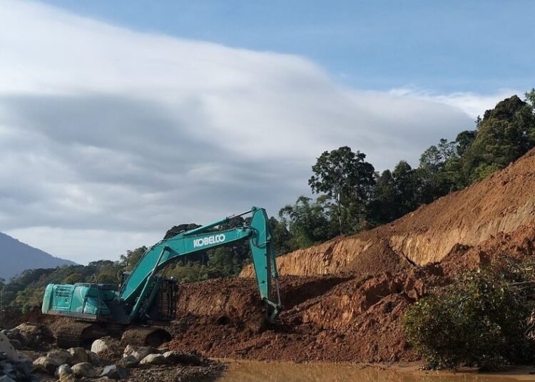 Ekskavator memindahkan material longsor di jalan provinsi yang menghubungkan Sicincin, Padang Pariaman–Balingka, Agam, di Kilometer 82, Nagari Malalak Timur, Kecamatan Malalak, Agam, pada Rabu (4/3/2026) pagi. Foto: BPBD Agam