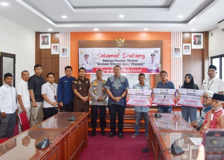 Wali Kota Pariaman, Yota Balad, menyalurkan Bantuan Stimulan Sosial Ekonomi (BSSE) secara simbolis kepada 15 kepala keluarga terdampak banjir dan longsor yang terjadi akhir November 2025 di ruang rapat wali kota, Balaikota Pariaman, Rabu (4/3/2026).