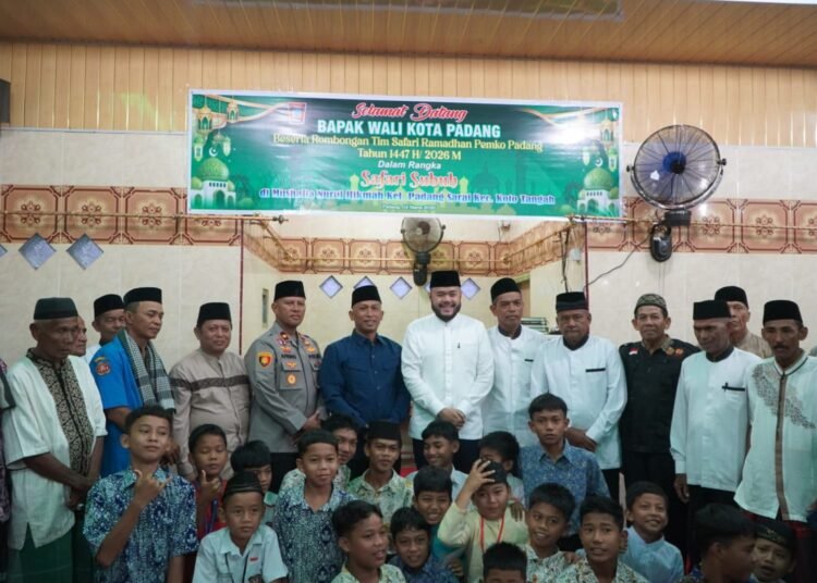 Wali Kota Fadly Amran memimpin Safari Ramadan di Musala Nurul Hikmah, Padang Sarai, dan menyerahkan hibah Rp25 juta.