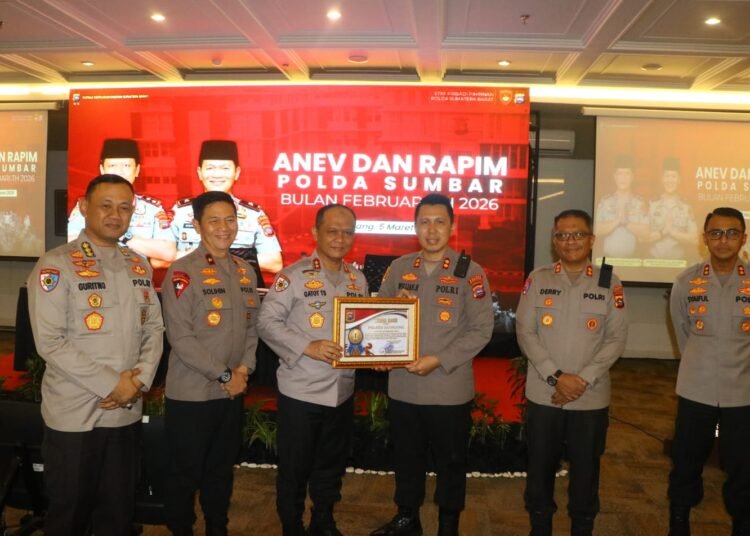 Kapolres Sijunjung AKBP Willian Harbensyah menerima penghargaan Satuan Wilayah Terbaik dari Kapolda Sumatera Barat Irjen Pol Gatot Tri Suryanta, Kamis (5/3/2026) di Padang.