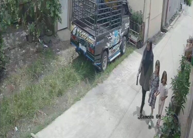 Seorang wanita mencuri anting emas dari anak usia enam tahun di Padang. Aksinya terekam kamera pengintai (CCTV), lalu videonya diunggah di akun TikTok uda_rama1579.